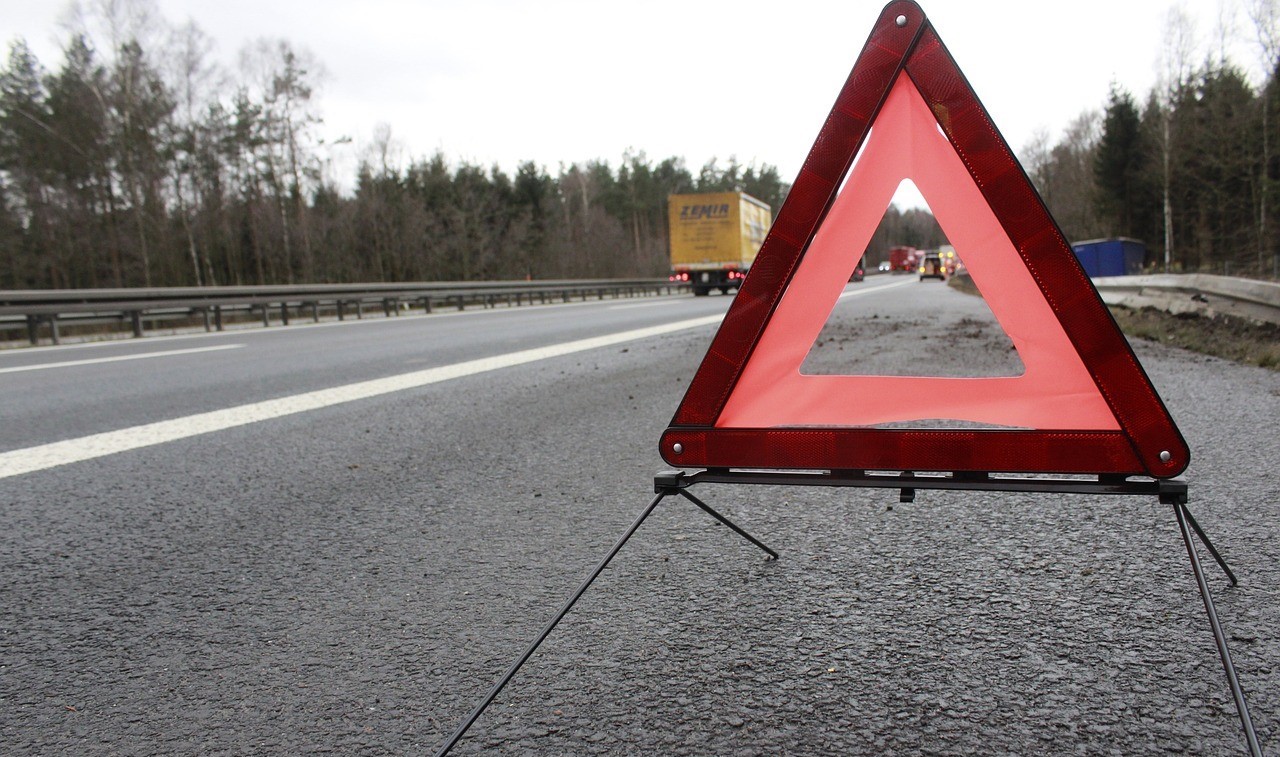 Warndreieck auf Straße vor einer Unfallstelle