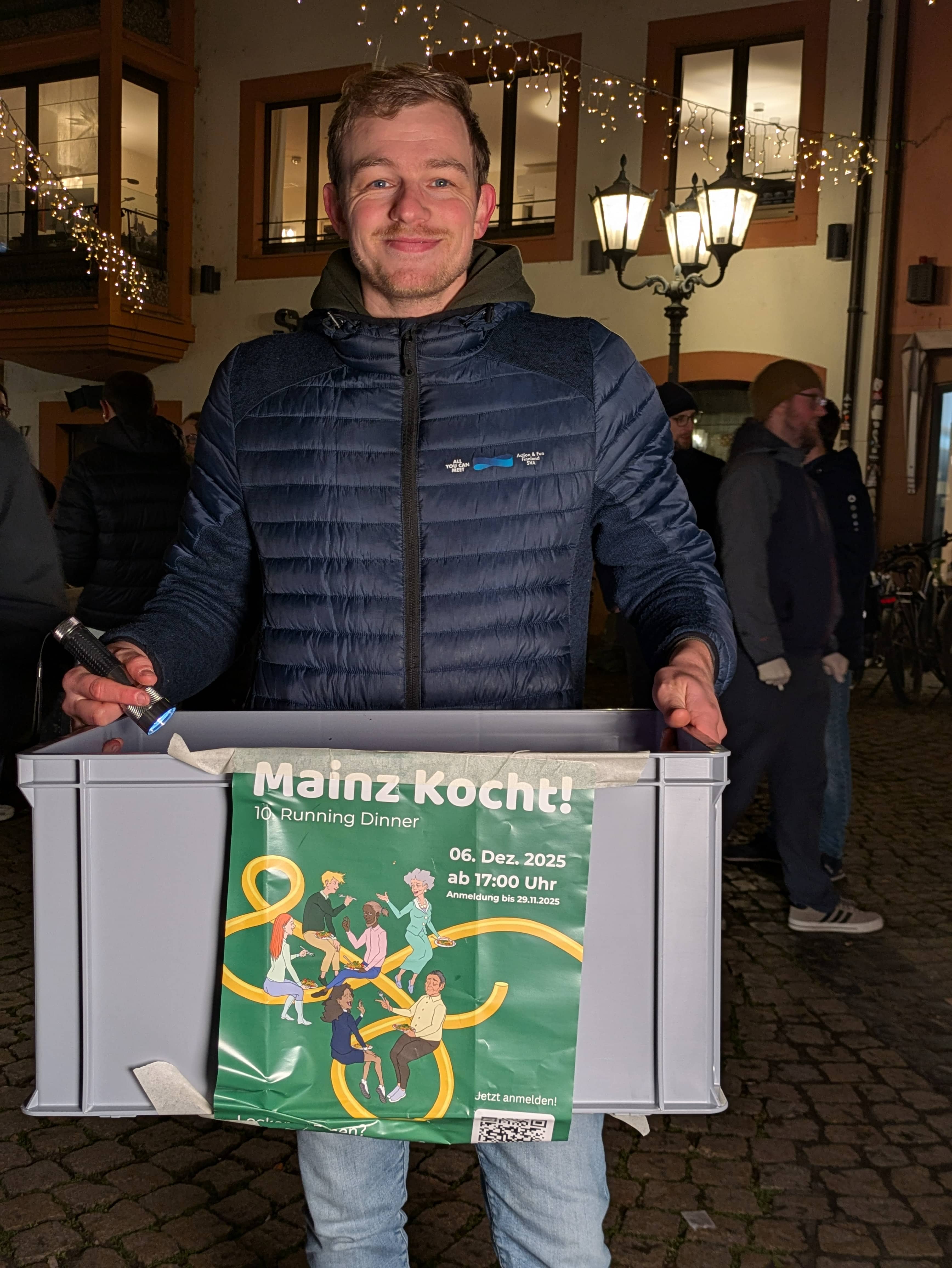 Ehrenamtlicher mit einer Lebensmittelkiste
