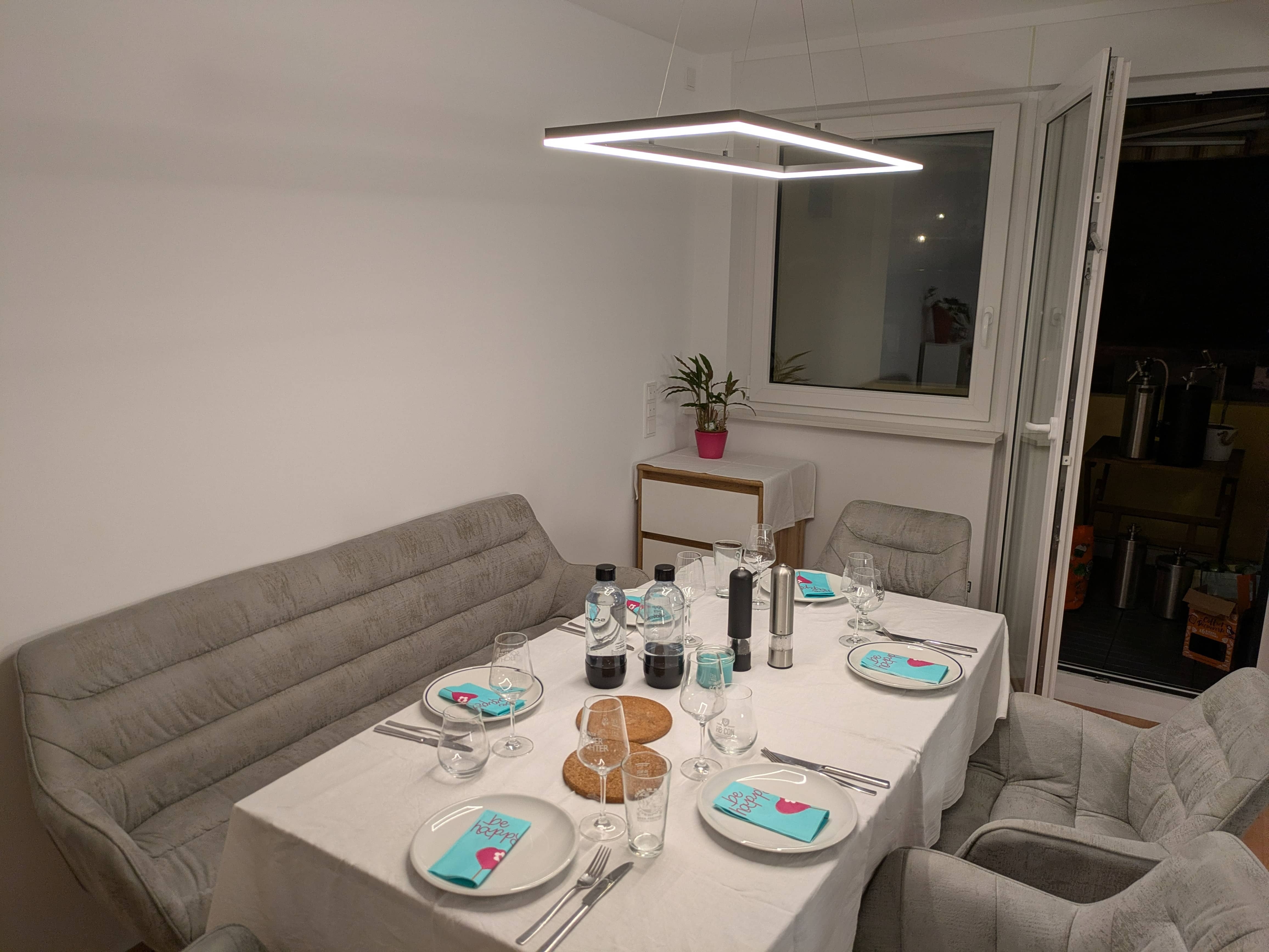 Gedeckter Tisch von oben
