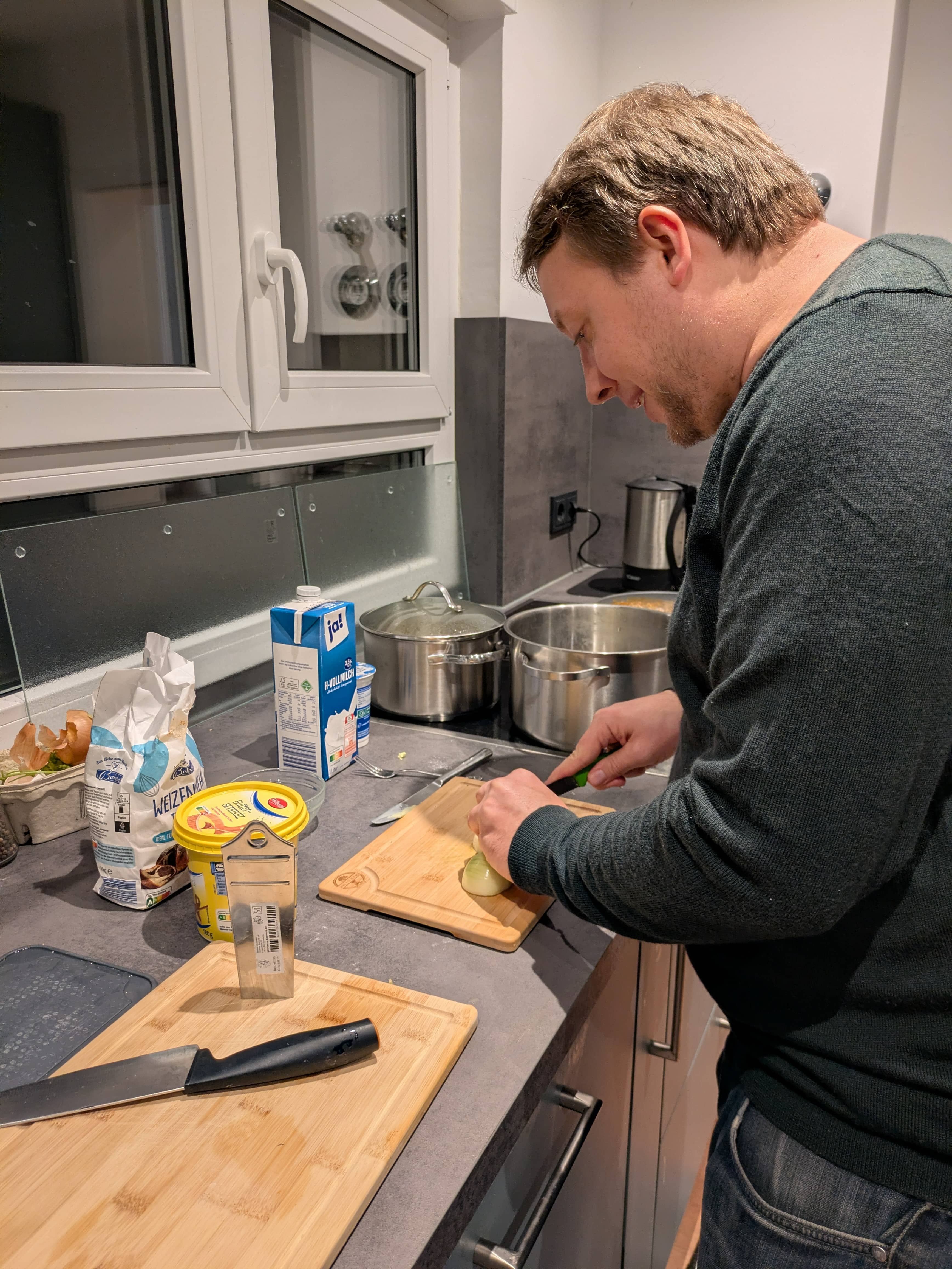 Markus beim Zwiebeln schneiden