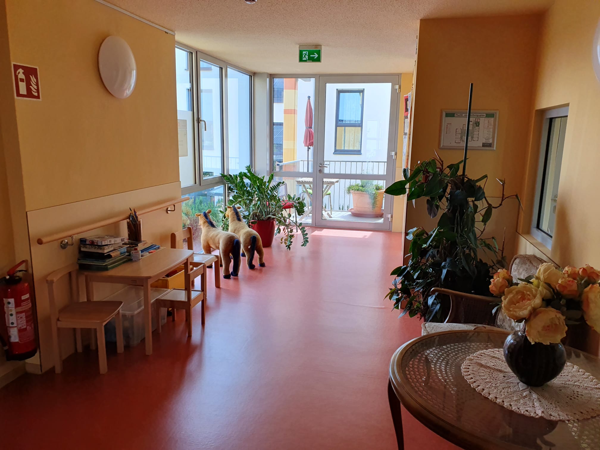 Gang des Hospizes Lebensbrücke mit einem weiten Blick aus einem Fenster, das den Raum mit natürlichem Licht durchflutet.