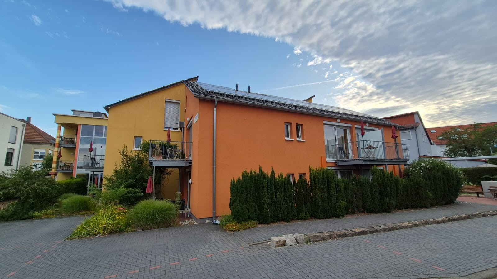 Seitenansicht des Hospizes Lebensbrücke, bei Tageslicht aufgenommen, mit klarer Sicht auf das Gebäude.