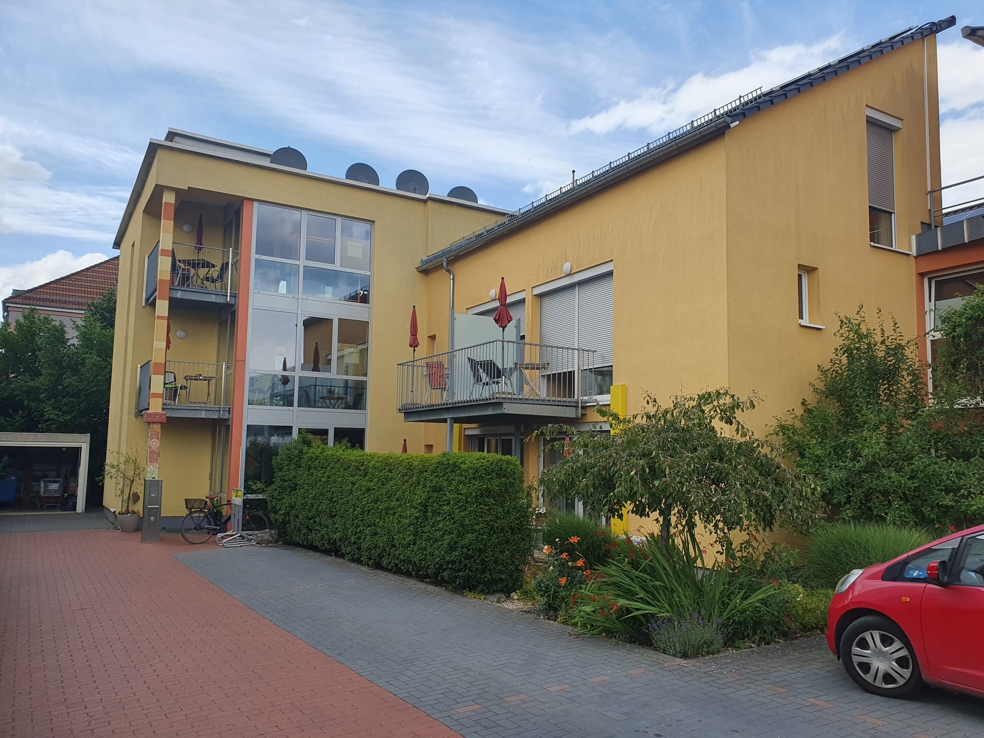 Vorderansicht des Hospizes Lebensbrücke, bei Tageslicht aufgenommen, mit klarer Sicht auf das Gebäude.