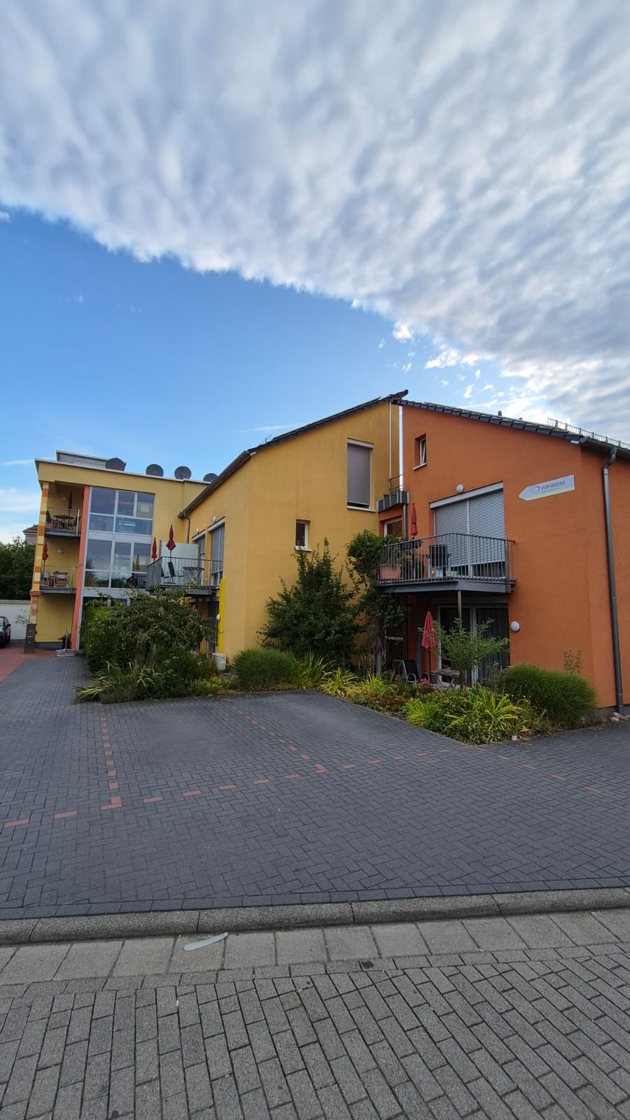 Vorderansicht des Hospizes Lebensbrücke, bei Tageslicht aufgenommen, mit klarer Sicht auf das Gebäude.