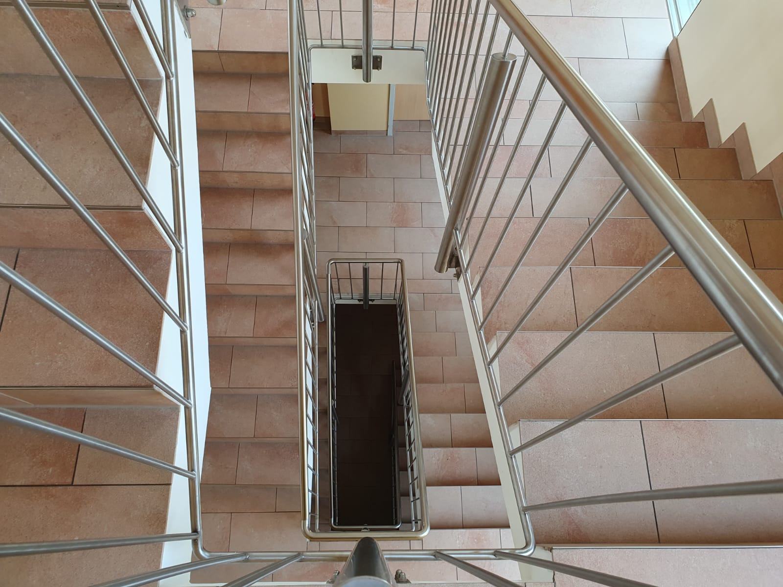 Treppenhaus im Hospiz Lebensbrücke, das funktional und schlicht gestaltet ist.