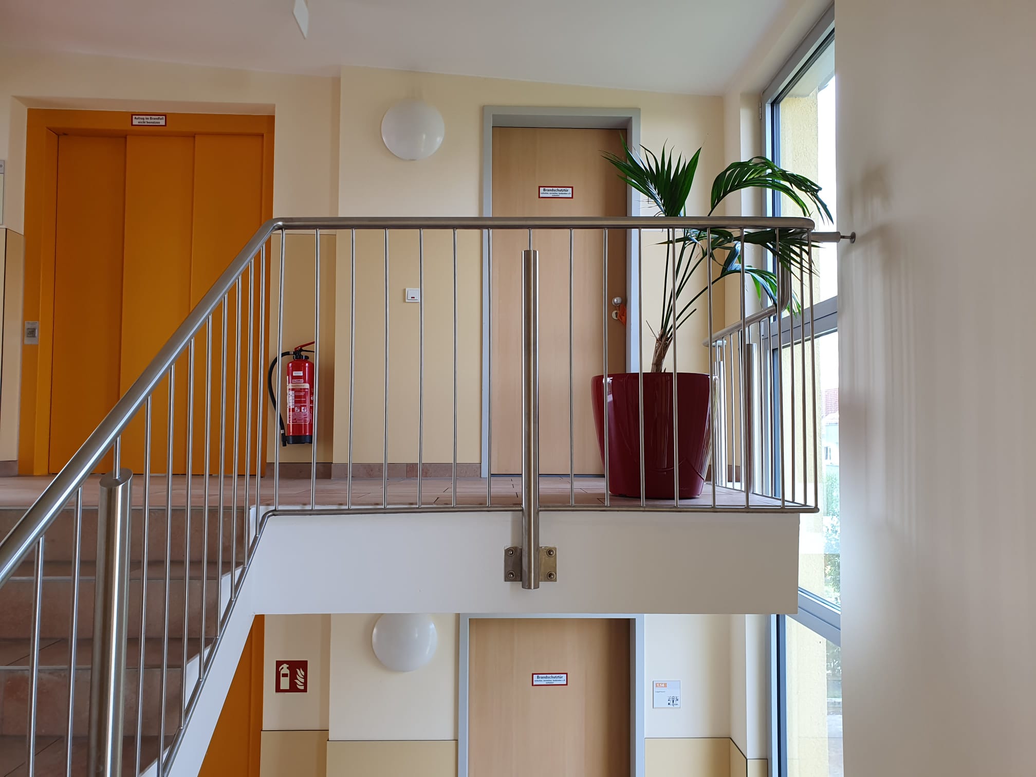 Treppenhaus im Hospiz Lebensbrücke, das funktional und schlicht gestaltet ist.