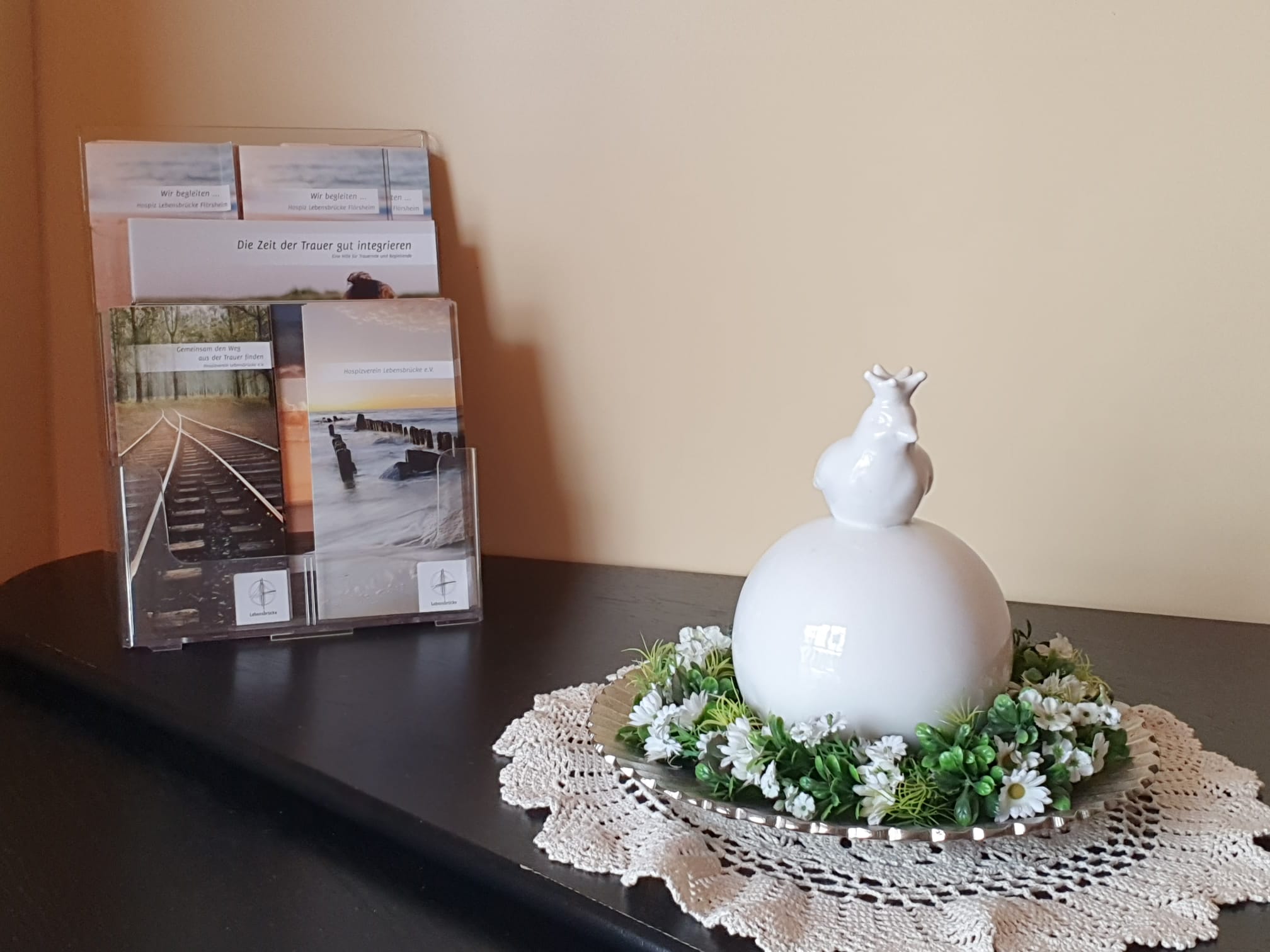Dekorative Elemente im Hospiz Lebensbrücke, die eine angenehme und beruhigende Atmosphäre schaffen.