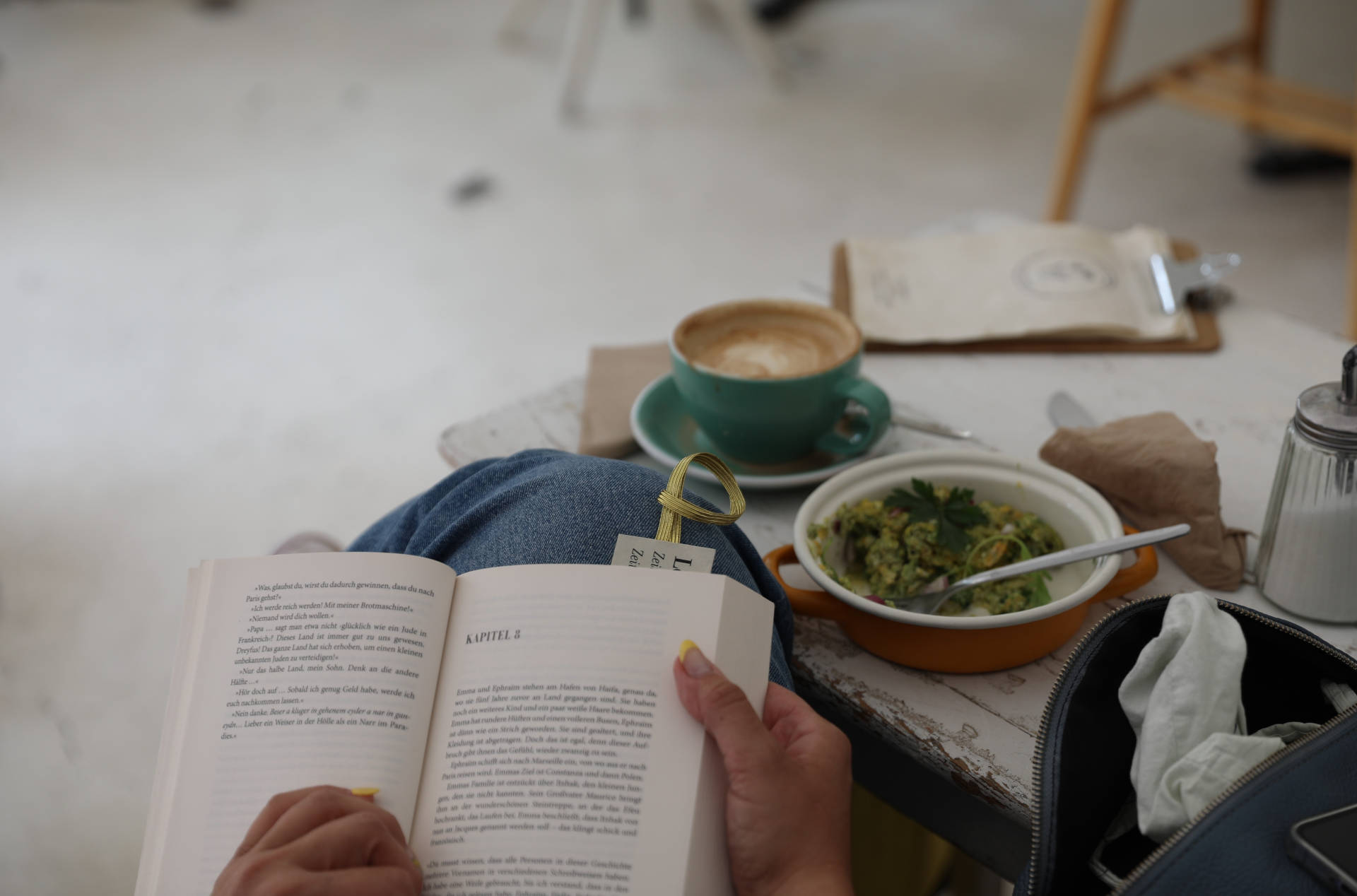 Lesen im Café