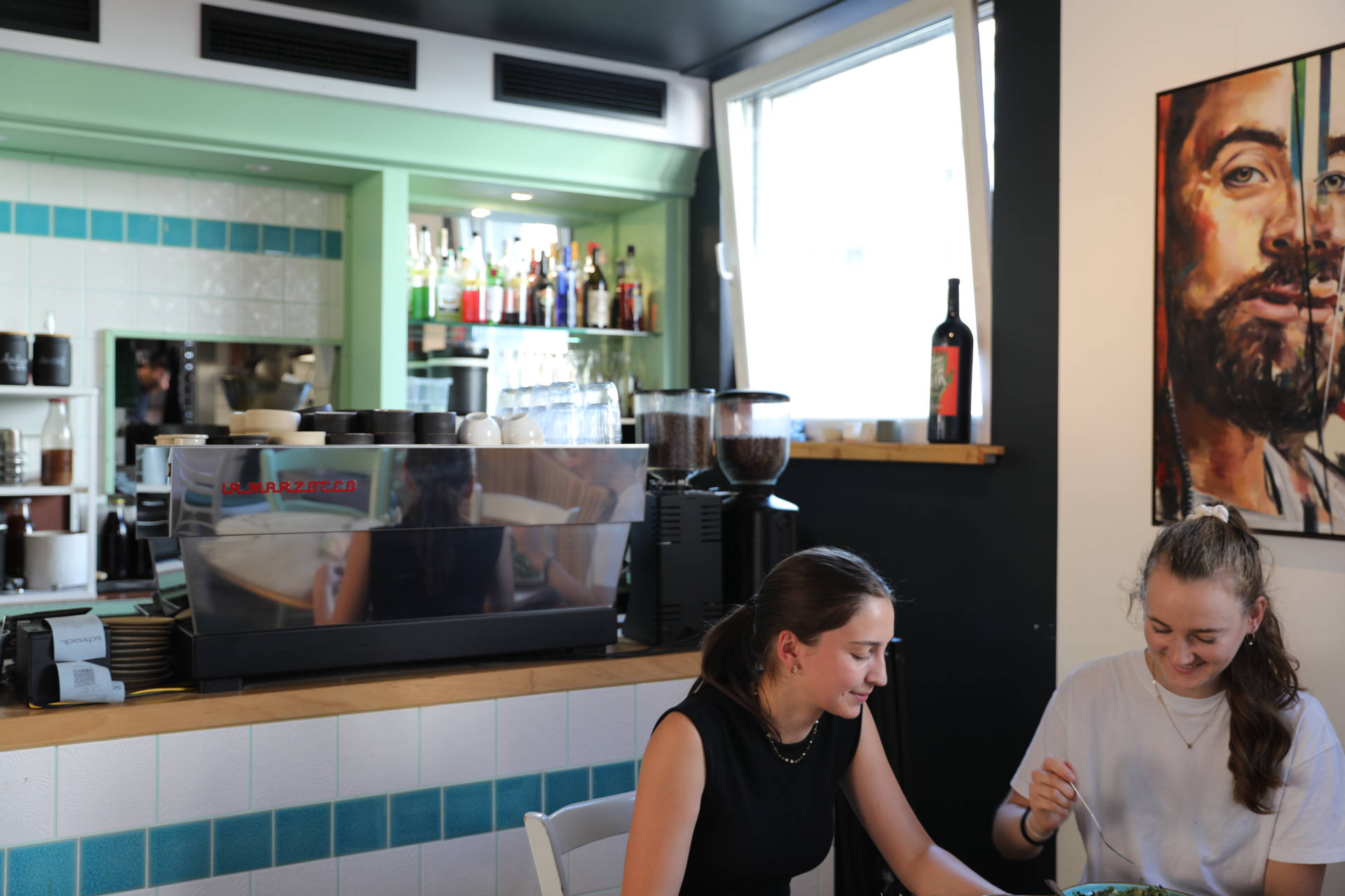 Menschen am Cafétisch